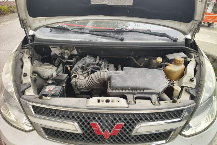 Used Wuling Rongguang V 2015 1.2L Standard Version Engine Bay