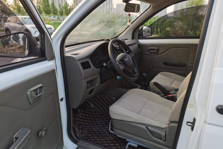 Used Wuling Rongguang V 2015 1.5L Practical Version Interior 2