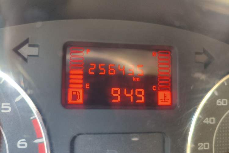 Used Wuling Rongguang V 2015 1.2L Practical Model Odometer Close Up