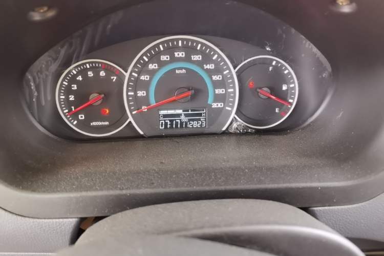 Used Wuling Rongguang V 2015 1.5L Base Version Odometer Close Up