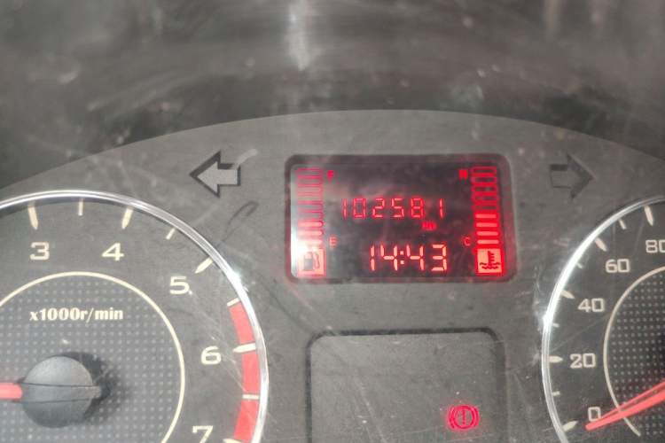 Used Wuling Rongguang V 2015 1.2L Practical Model Odometer Close Up