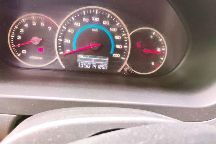 Used Wuling Rongguang V 2015 1.2L Practical Model Odometer Close Up