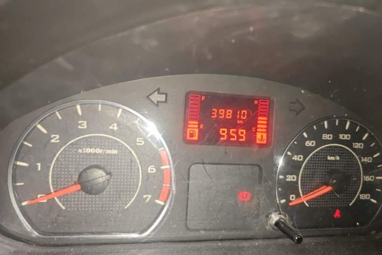 Used Wuling Rongguang V 2015 1.5L Practical Version Odometer Close Up