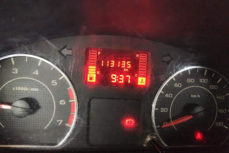 Used Wuling Rongguang V 2015 1.5L Practical Version Odometer Close Up
