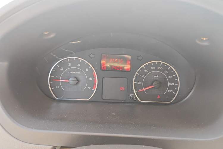 Used Wuling Rongguang V 2015 1.5L Practical Version Odometer Close Up