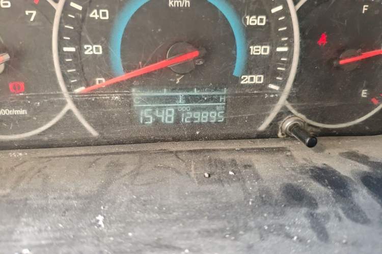 Used Wuling Rongguang V 2015 1.5L Base Version Odometer Close Up