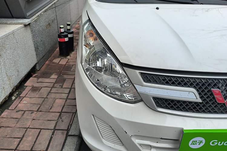 Used Wuling Rongguang V 2015 1.5L Practical Version Right Front Headlight