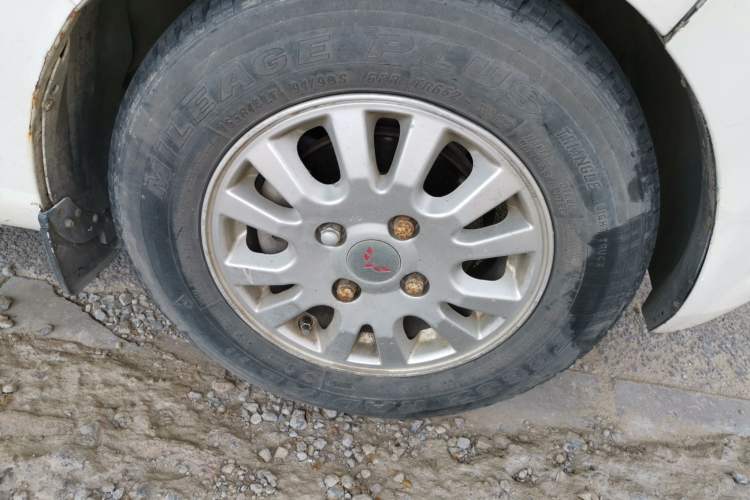 Used Wuling Rongguang V 2015 1.5L Practical Version Right Front Wheel Hub