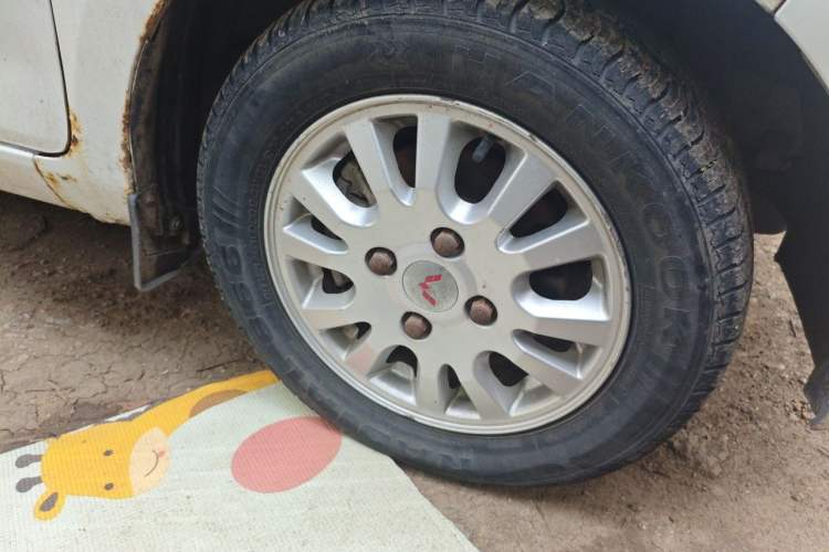 Used Wuling Rongguang V 2015 1.5L Standard Version Right Front Wheel Hub
