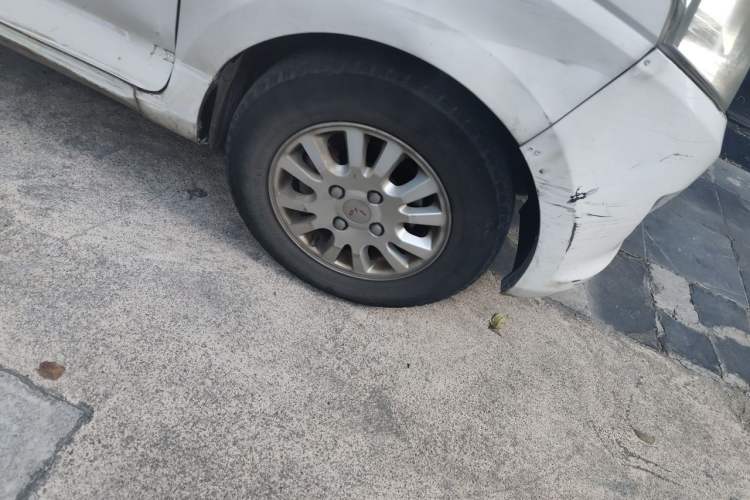 Used Wuling Rongguang V 2015 1.5L Standard Version Right Front Wheel Hub