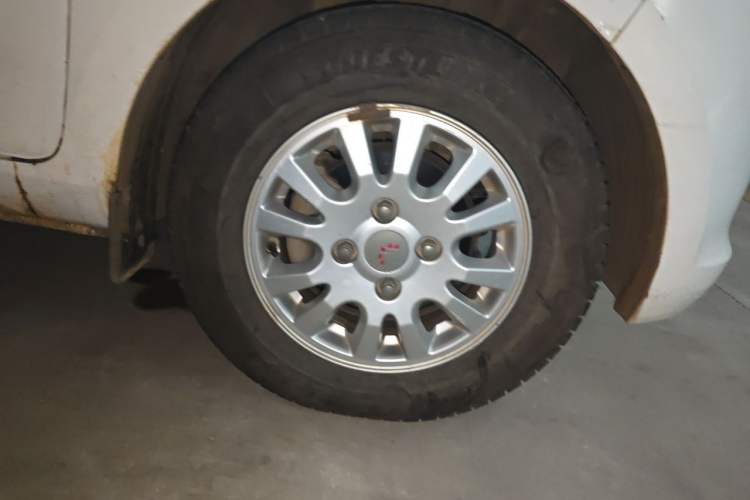 Used Wuling Rongguang V 2015 1.5L Standard Version Right Front Wheel Hub
