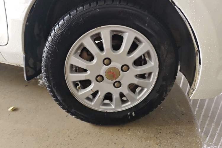 Used Wuling Rongguang V 2015 1.2L Standard Version Right Front Wheel Hub