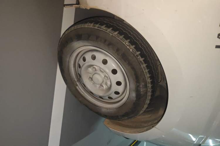 Used Wuling Rongguang V 2015 1.5L Practical Version Right Front Wheel Hub