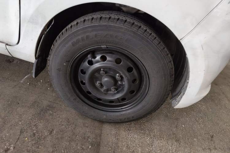 Used Wuling Rongguang V 2015 1.5L Practical Version Right Front Wheel Hub