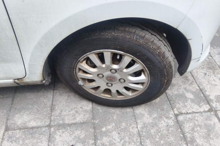 Used Wuling Rongguang V 2015 1.5L Standard Version Right Front Wheel Hub