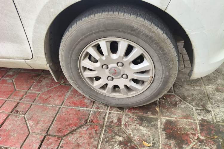 Used Wuling Rongguang V 2015 1.2L Standard Version Right Front Wheel Hub