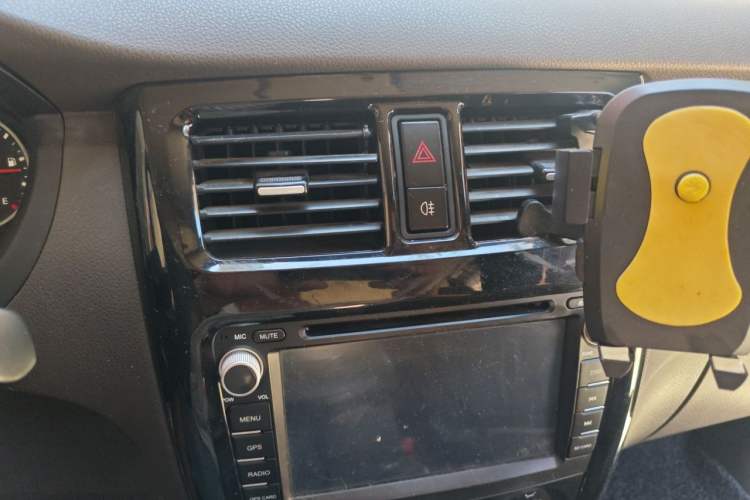 Used Wuling Rongguang V 2015 1.2L Standard Version Audio And AC Panel