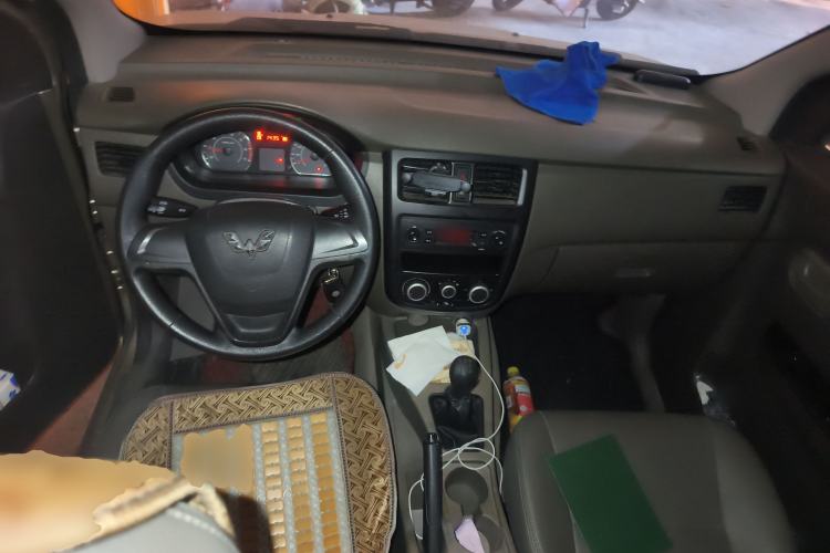 Used Wuling Rongguang V 2015 1.5L Base Version Center Console