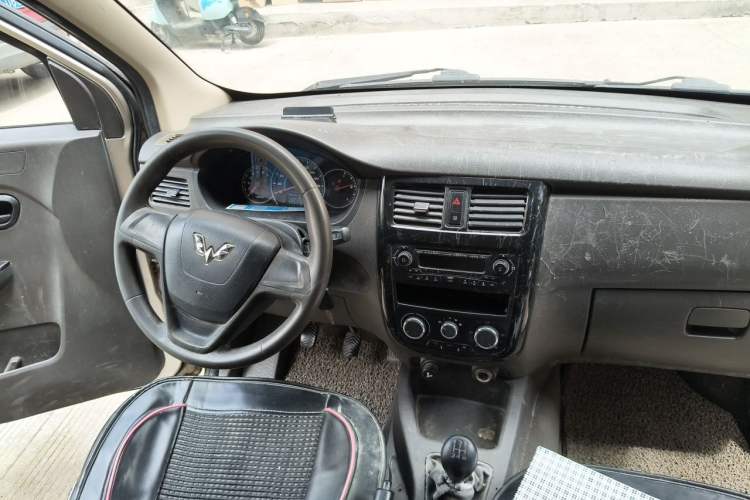 Used Wuling Rongguang V 2015 1.5L Standard Version Center Console