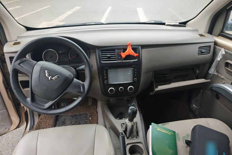 Used Wuling Rongguang V 2015 1.5L Practical Version Center Console