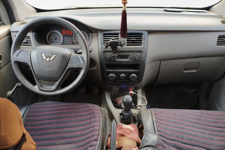 Used Wuling Rongguang V 2015 1.2L Practical Model Center Console
