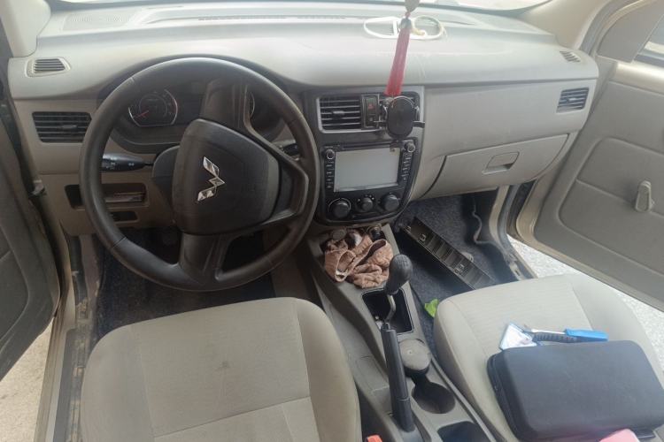 Used Wuling Rongguang V 2015 1.2L Practical Model Center Console