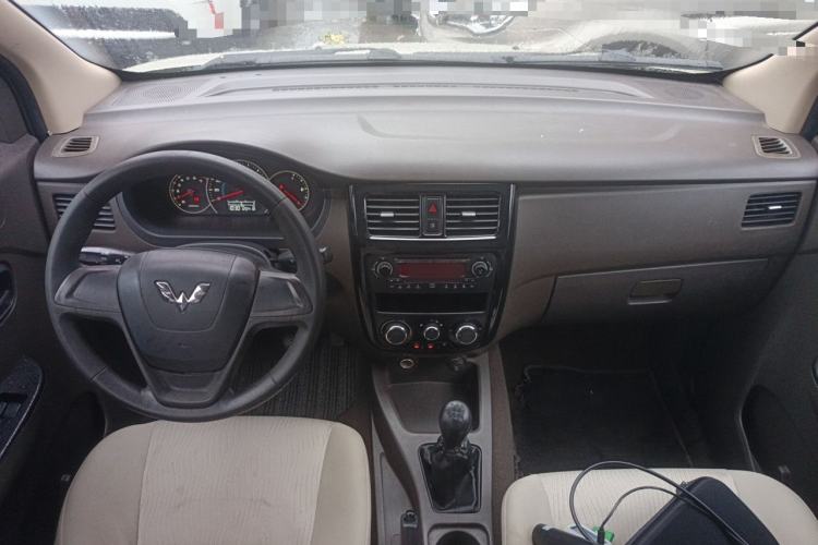Used Wuling Rongguang V 2015 1.5L Standard Version Center Console