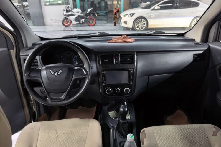 Used Wuling Rongguang V 2015 1.2L Base Version Center Console