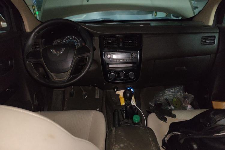 Used Wuling Rongguang V 2015 1.5L Standard Version Center Console