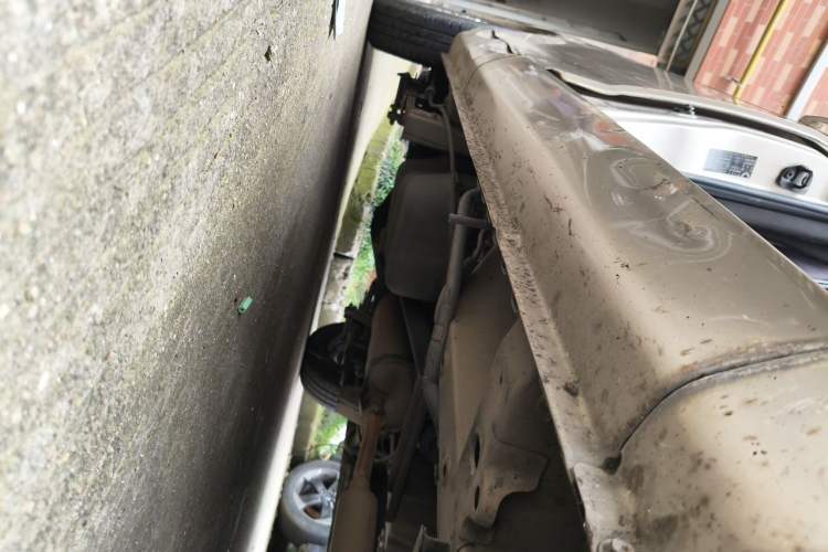 Used Wuling Rongguang V 2015 1.5L Standard Version Chassis Front Right
