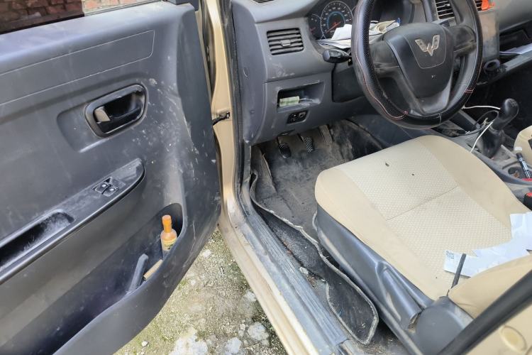 Used Wuling Rongguang V 2015 1.5L Practical Version Driver Seat