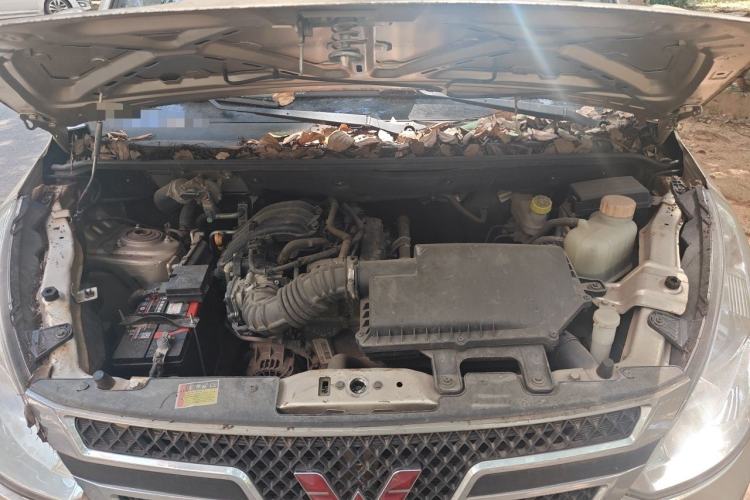 Used Wuling Rongguang V 2015 1.2L Base Version Engine Bay