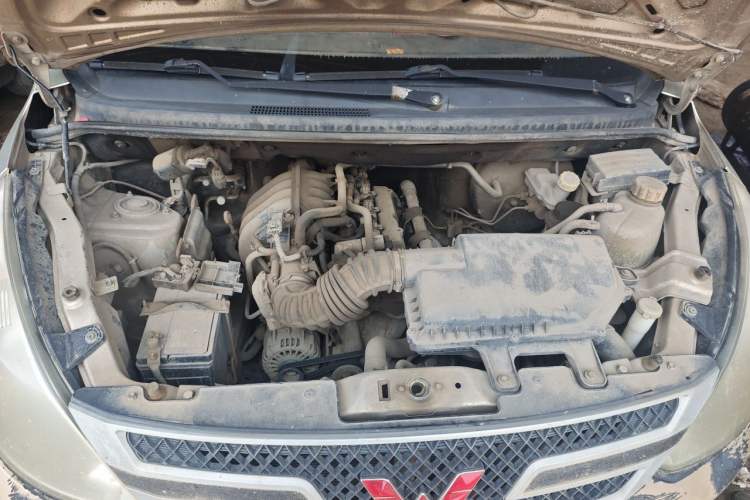 Used Wuling Rongguang V 2015 1.2L Base Version Engine Bay