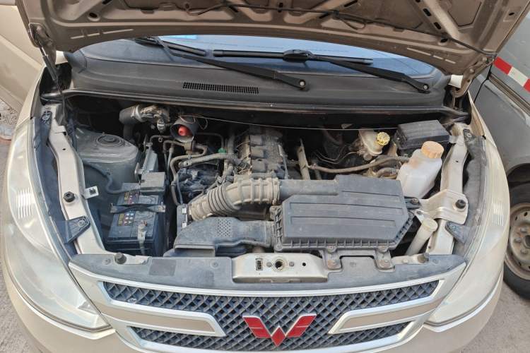 Used Wuling Rongguang V 2015 1.5L Base Version Engine Bay