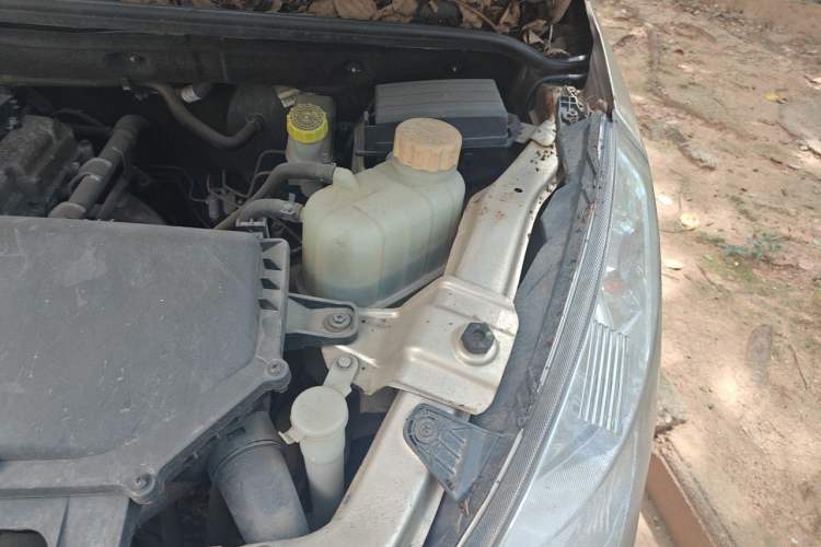 Used Wuling Rongguang V 2015 1.2L Base Version Engine Bay Left