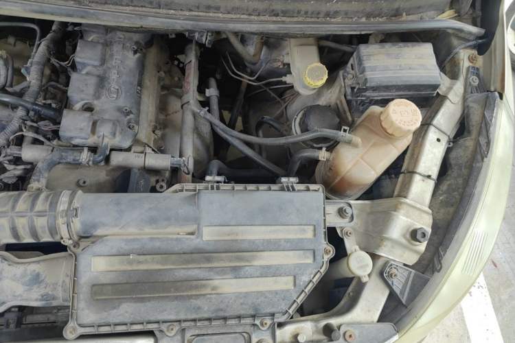 Used Wuling Rongguang V 2015 1.5L Practical Version Engine Bay Left
