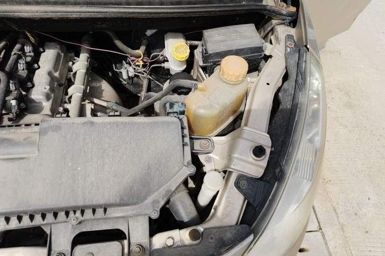 Used Wuling Rongguang V 2015 1.2L Base Version Engine Bay Left