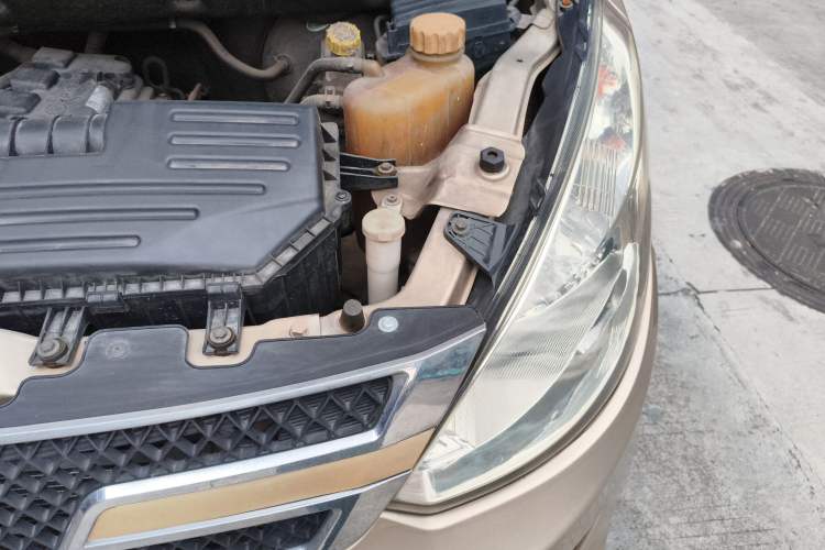 Used Wuling Rongguang V 2015 1.5L Standard Version Engine Bay Left