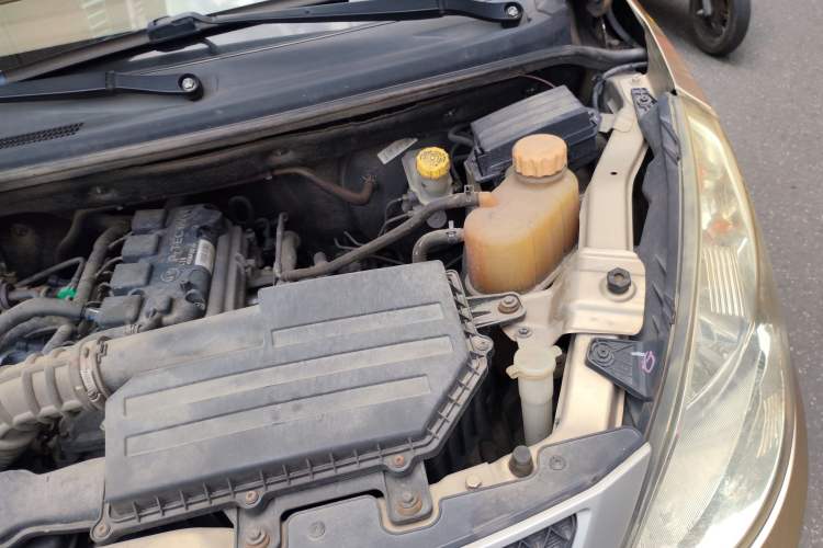Used Wuling Rongguang V 2015 1.5L Base Version Engine Bay Left
