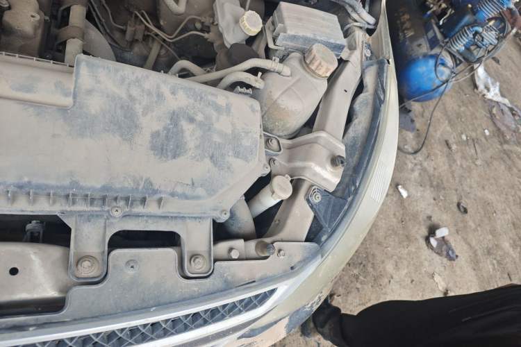Used Wuling Rongguang V 2015 1.2L Base Version Engine Bay Left