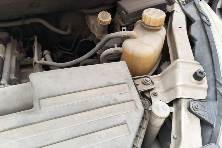 Used Wuling Rongguang V 2015 1.5L Standard Version Engine Bay Left