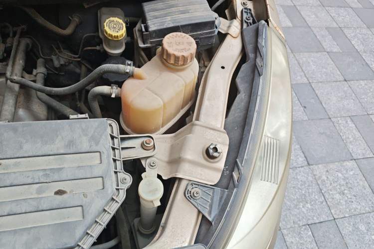 Used Wuling Rongguang V 2015 1.5L Base Version Engine Bay Left