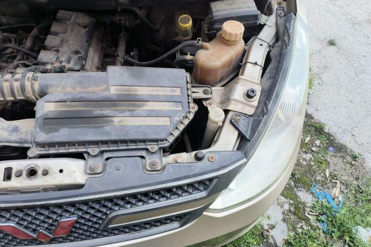 Used Wuling Rongguang V 2015 1.5L Practical Version Engine Bay Left
