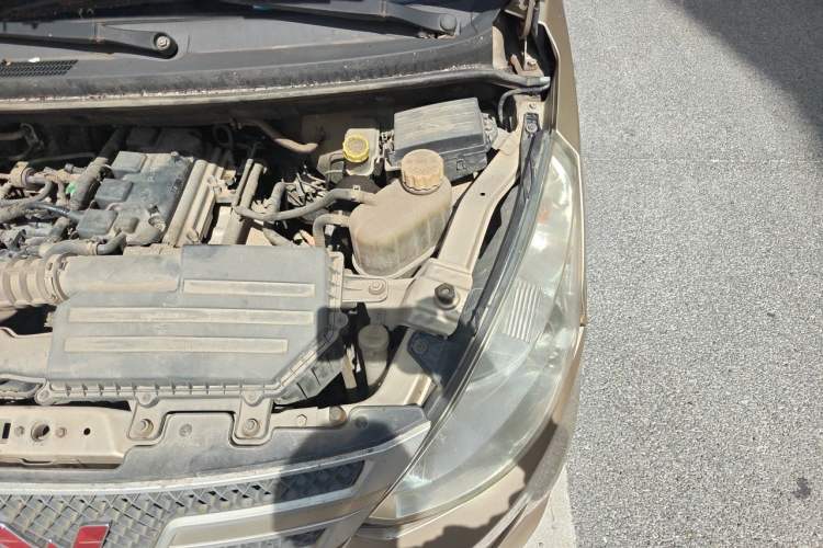 Used Wuling Rongguang V 2015 1.5L Base Version Engine Bay Left