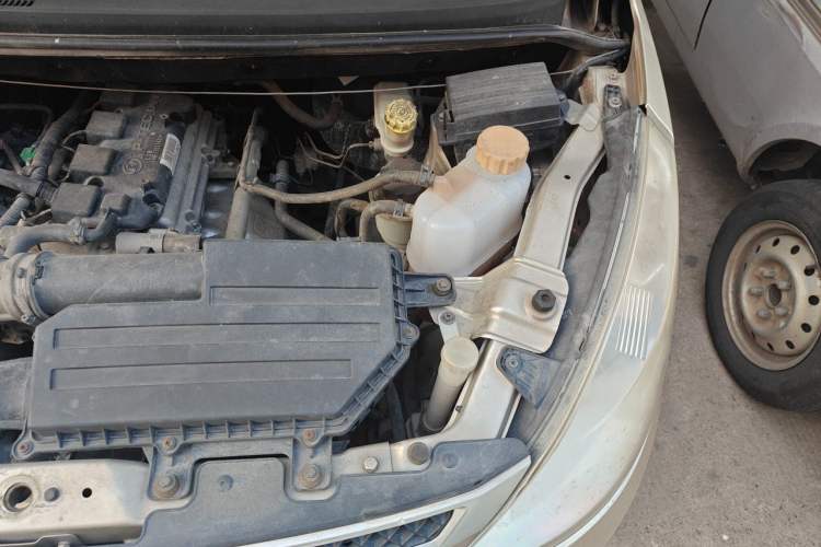 Used Wuling Rongguang V 2015 1.5L Base Version Engine Bay Left