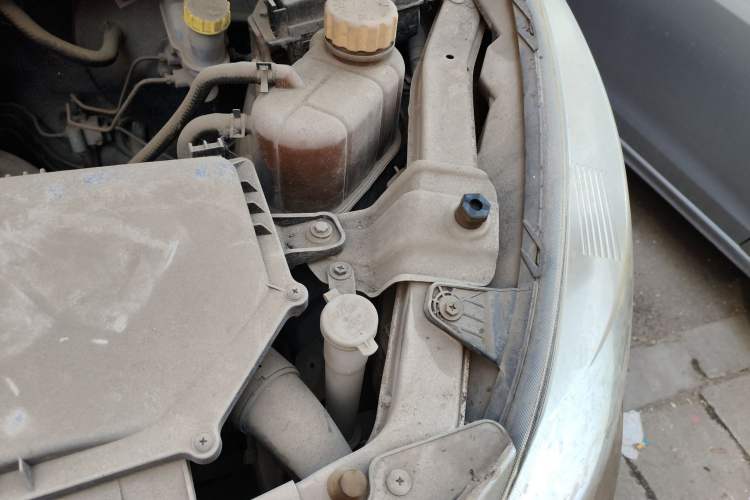 Used Wuling Rongguang V 2015 1.2L Practical Model Engine Bay Left
