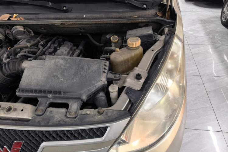 Used Wuling Rongguang V 2015 1.2L Base Version Engine Bay Left
