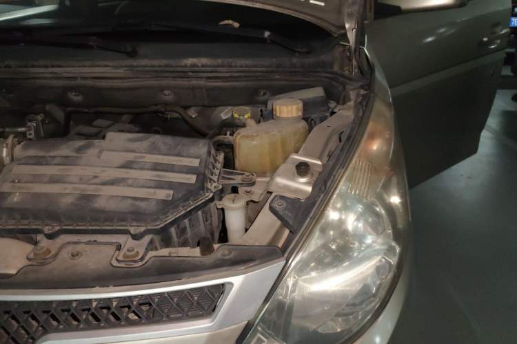 Used Wuling Rongguang V 2015 1.5L Standard Version Engine Bay Left