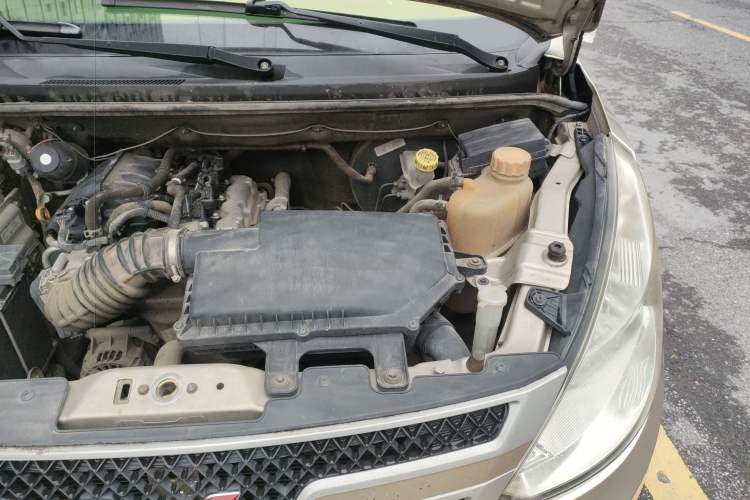 Used Wuling Rongguang V 2015 1.2L Base Version Engine Bay Left