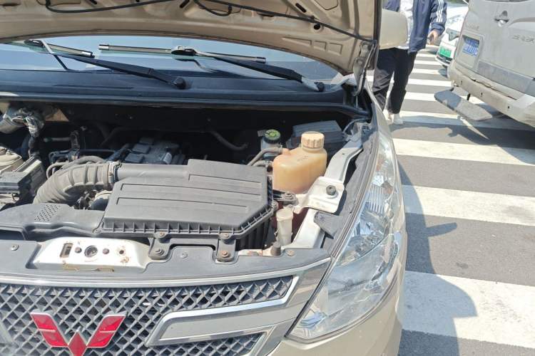 Used Wuling Rongguang V 2015 1.5L Standard Version Engine Bay Left